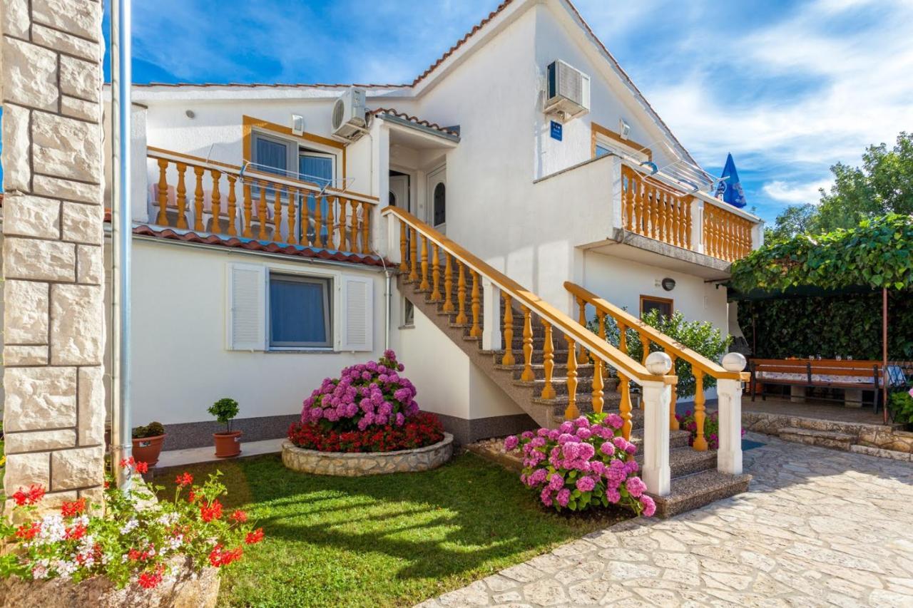 Apartman Luni Sa Bazenom - Malinska, Sveti Anton Sveti Anton  Esterno foto
