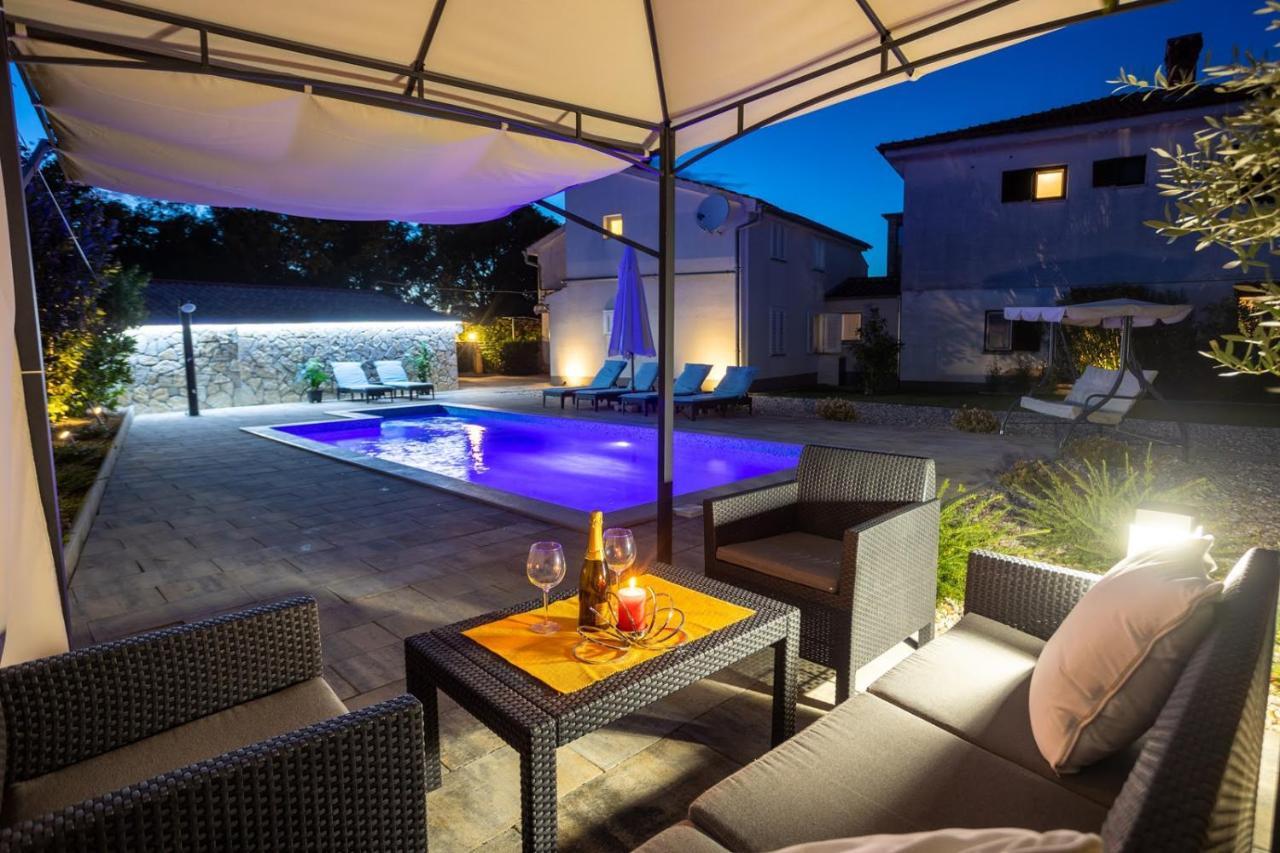 Apartman Luni Sa Bazenom - Malinska, Sveti Anton Sveti Anton  Esterno foto