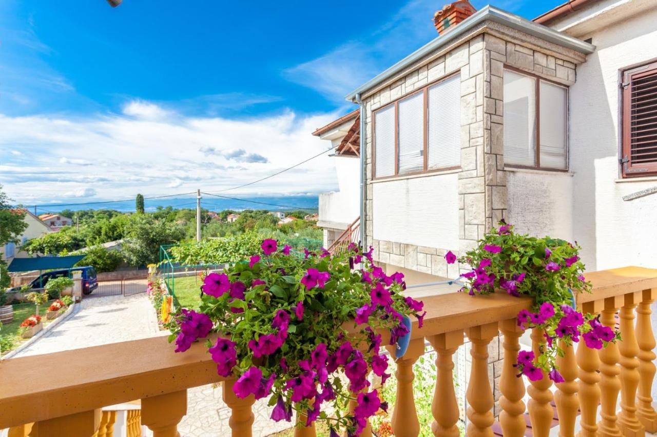 Apartman Luni Sa Bazenom - Malinska, Sveti Anton Sveti Anton  Esterno foto