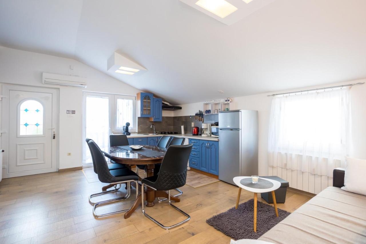 Apartman Luni Sa Bazenom - Malinska, Sveti Anton Sveti Anton  Esterno foto