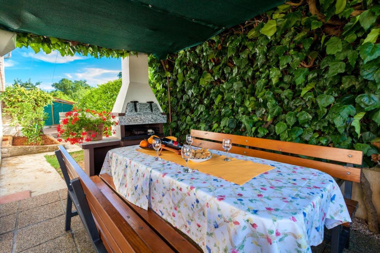 Apartman Luni Sa Bazenom - Malinska, Sveti Anton Sveti Anton  Esterno foto