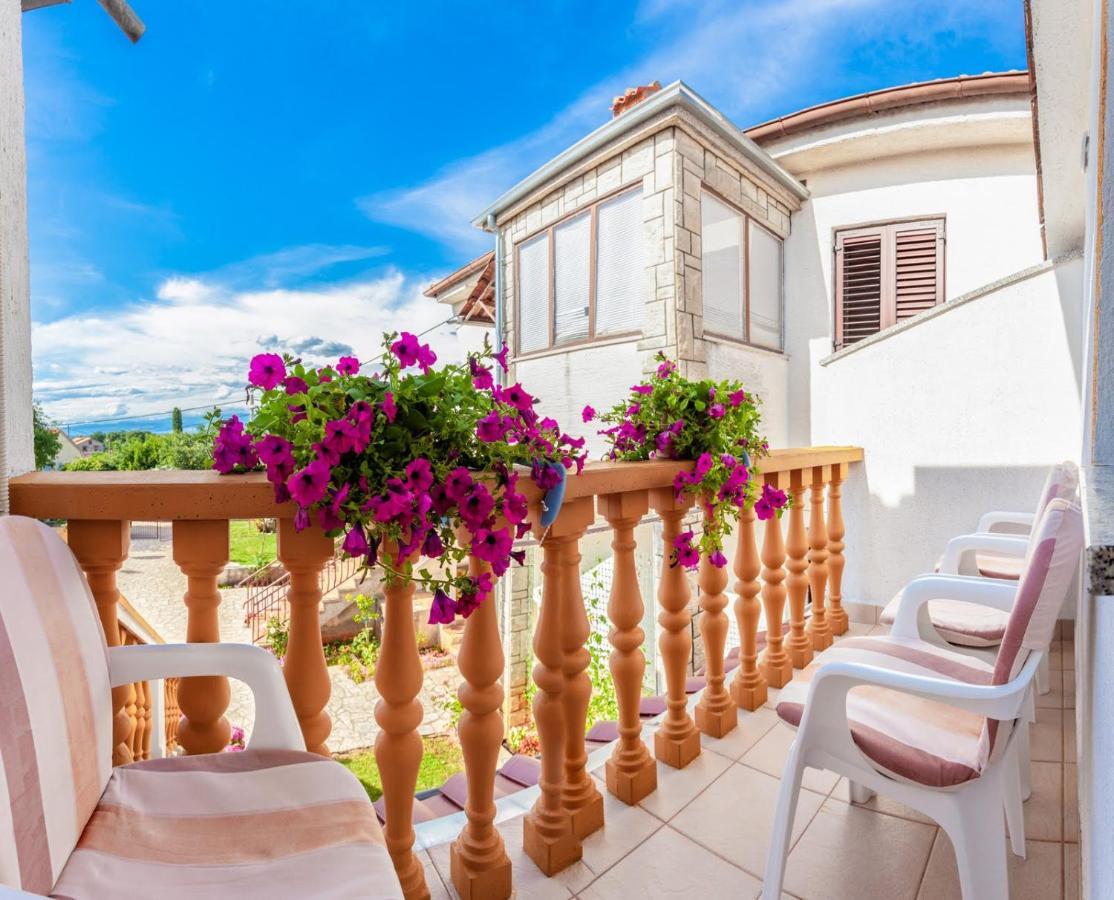 Apartman Luni Sa Bazenom - Malinska, Sveti Anton Sveti Anton  Esterno foto